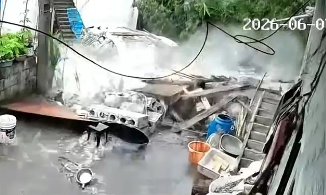 Nh&agrave; vệ sinh bất ngờ đổ sập, đ&egrave; tr&uacute;ng người phụ nữ ở b&ecirc;n trong - Ảnh 2.