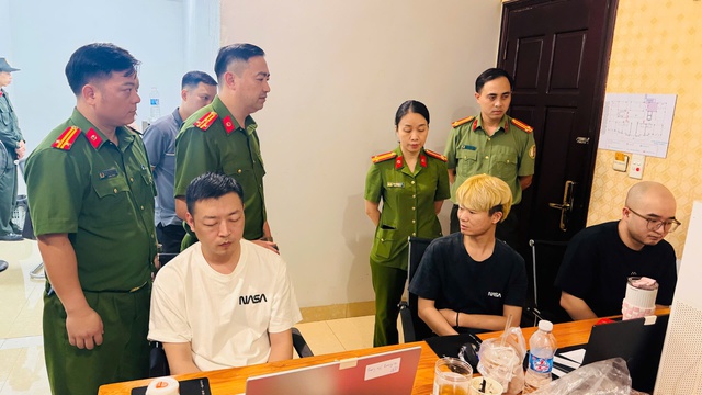 Bắt giữ nhóm đối tượng hoạt động lừa đảo chiếm đoạt tài sản xuyên quốc gia trên không gian mạng- Ảnh 1. Bắt giữ nhóm đối tượng hoạt động lừa đảo chiếm đoạt tài sản xuyên quốc gia trên không gian mạng- Ảnh 1.