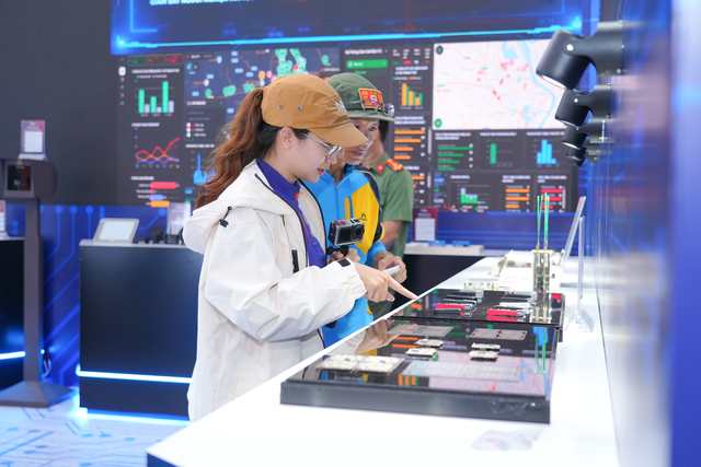 Cận cảnh những giải pháp an ninh tiên tiến tại gala "Tổ quốc bình yên"- Ảnh 7. Cận cảnh những giải pháp an ninh tiên tiến tại gala "Tổ quốc bình yên"- Ảnh 7.