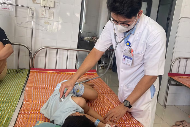 Vụ 43 người nghi ngộ độc sau khi ăn bánh mì ở Đà Nẵng: Khẩn trương điều tra nguyên nhân - Ảnh 1.