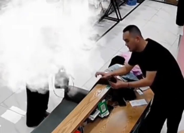 Nữ kh&aacute;ch h&agrave;ng thử đồ suốt 2 tiếng v&agrave; c&aacute;i kết khiến chủ cửa h&agrave;ng cười lớn - Ảnh 1.