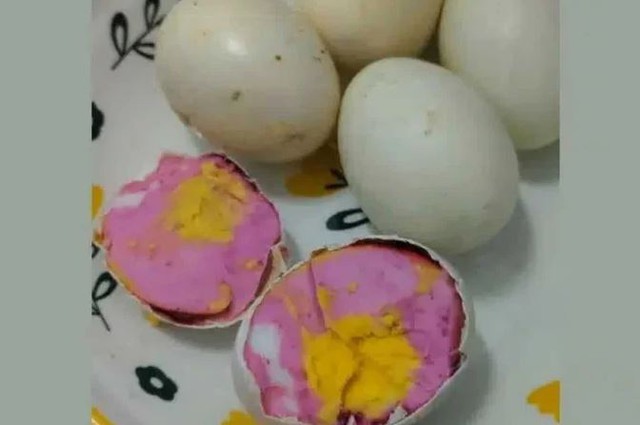 Người phụ nữ "sốc nặng" khi phát hiện trứng luộc chuyển sang màu hồng - Ảnh 1.