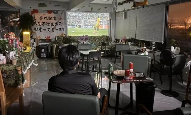 "Chuyện lạ" ở quán cà phê mùa World Cup - Ảnh 1.