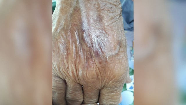 Nam b&aacute;c sĩ bị điều tra v&igrave; uống bia trong l&uacute;c lấy m&aacute;u x&eacute;t nghiệm - Ảnh 2.