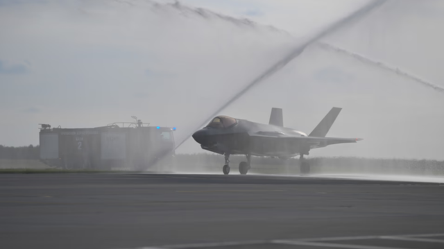 Máy bay chiến đấu F-35 lần đầu tiên gầm rú trên bầu trời Ba Lan- Ảnh 1. Máy bay chiến đấu F-35 lần đầu tiên gầm rú trên bầu trời Ba Lan- Ảnh 1.