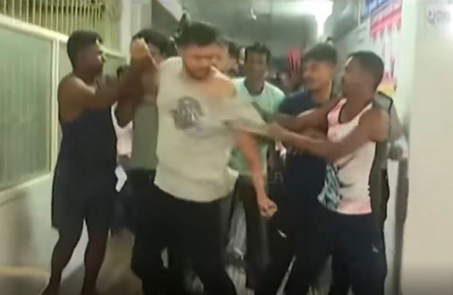 Người phụ nữ mang thai tử vong do bị rắn cắn, gia đình tấn công bác sĩ - Ảnh 1.