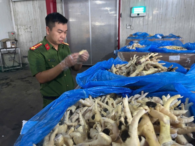 H&agrave; Nội: 260 tấn ch&acirc;n g&agrave; mốc trắng su&yacute;t bị tuồn ra thị thường - Ảnh 2.