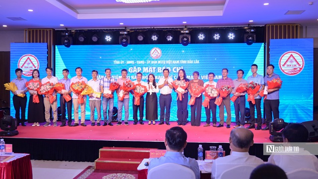 Chủ tịch UBND tỉnh Đắk Lắk: “Xây dựng mối quan hệ 2 chiều, tạo điều kiện thuận lợi cho tác nghiệp báo chí”- Ảnh 2. Chủ tịch UBND tỉnh Đắk Lắk: “Xây dựng mối quan hệ 2 chiều, tạo điều kiện thuận lợi cho tác nghiệp báo chí”- Ảnh 2.