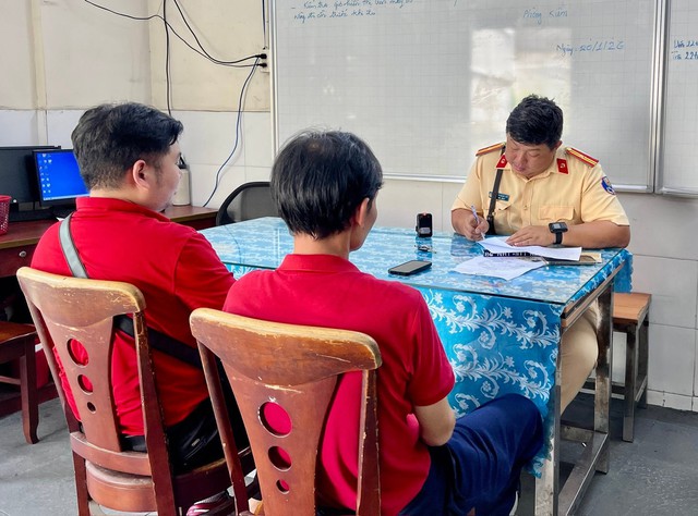 Tài xế và chủ xe buýt 2 tầng chở Hoa hậu Hương Giang diễu hành bị lập biên bản, xử phạt - Ảnh 1.