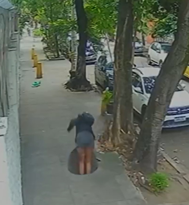 Đang đi trên đường, người phụ nữ bị hố ga "nuốt chửng" - Ảnh 1.