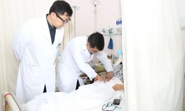 Người phụ nữ 27 tuổi phải cắt bỏ đại tràng vì làm "điều dại dột" suốt 4 năm - Ảnh 1.