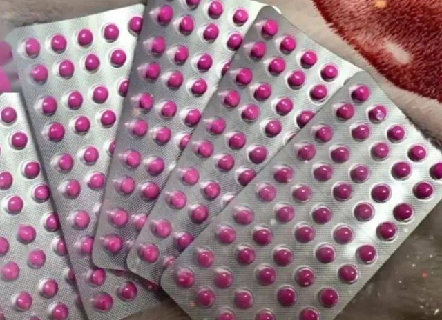 Người phụ nữ 27 tuổi phải cắt bỏ đại tràng vì làm "điều dại dột" suốt 4 năm - Ảnh 2.