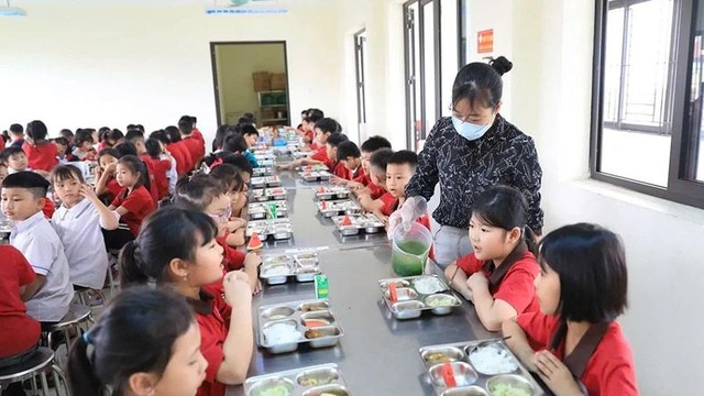 Hà Nội dự kiến nâng mức hỗ trợ bữa ăn bán trú cho học sinh tiểu học - Ảnh 1.