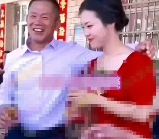 Lấy chồng hơn 30 tuổi, cô gái 20 tuổi khiến cả làng "ngỡ ngàng" - Ảnh 1.