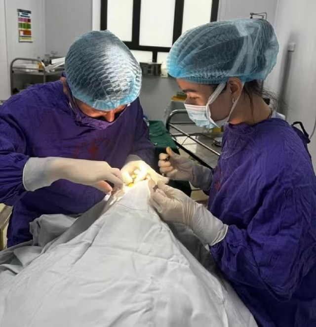 Người đàn ông "sốc" khi dập nhãn cầu, rơi thủy tinh thể vì cú đập cầu lông- Ảnh 1. Người đàn ông "sốc" khi dập nhãn cầu, rơi thủy tinh thể vì cú đập cầu lông- Ảnh 1.