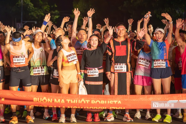 Chùm ảnh: Hơn 5.000 vận động viên chạy từ 4 giờ sáng, "xuyên bình minh" ở thủ phủ cà phê- Ảnh 1. Chùm ảnh: Hơn 5.000 vận động viên chạy từ 4 giờ sáng, "xuyên bình minh" ở thủ phủ cà phê- Ảnh 1.