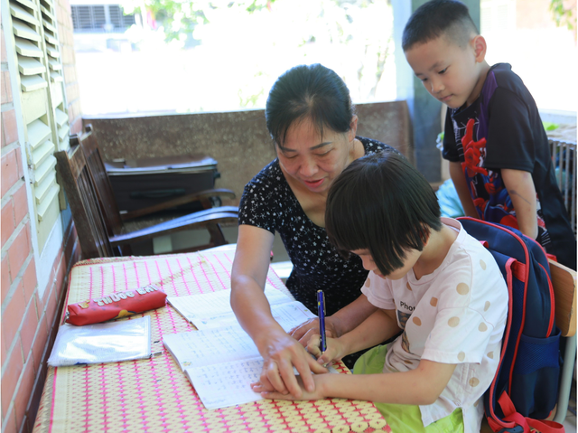 Từ c&ocirc; b&eacute; bế em gửi qu&aacute;n nước ven đường g&acirc;y x&uacute;c động đến giảng đường đại học - Ảnh 5.