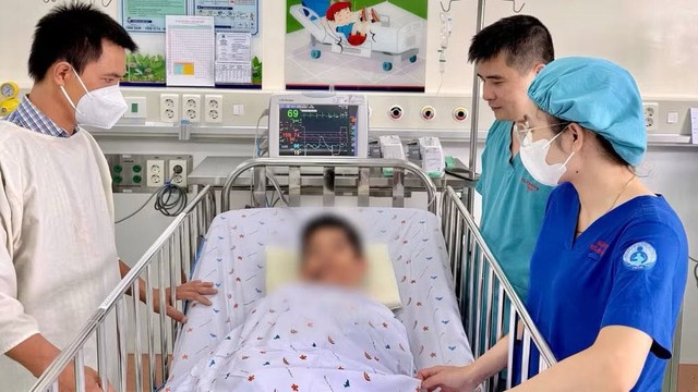 Bác sĩ 2 bệnh viện "chạy đua" suốt 10 giờ duy trì sự sống cho bé trai bị tai nạn giao thông- Ảnh 1. Bác sĩ 2 bệnh viện "chạy đua" suốt 10 giờ duy trì sự sống cho bé trai bị tai nạn giao thông- Ảnh 1.
