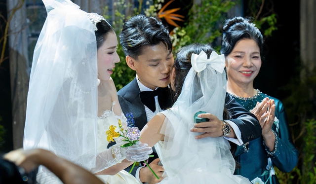 Cô dâu Bích Hạnh của cầu thủ Văn Thanh công khai con riêng tại đám cưới - Ảnh 4.
