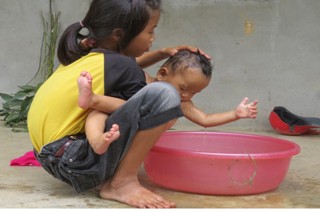 Từ c&ocirc; b&eacute; bế em gửi qu&aacute;n nước ven đường g&acirc;y x&uacute;c động đến giảng đường đại học - Ảnh 2.