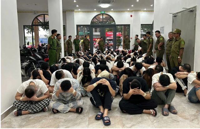Phá loạt “tổng hành dinh” lừa đảo xuyên quốc gia của người nước ngoài ở TPHCM - Ảnh 1.