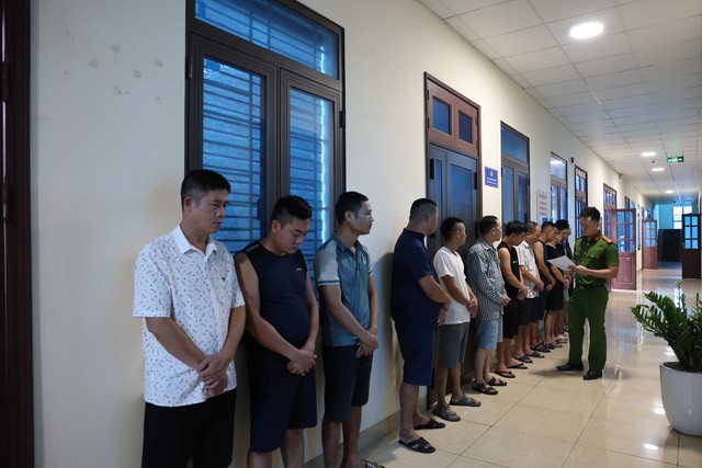Bắt quả tang nhóm đối tượng tổ chức đánh bạc dưới hình thức chơi liêng, thu giữ gần 80 triệu đồng - Ảnh 1.