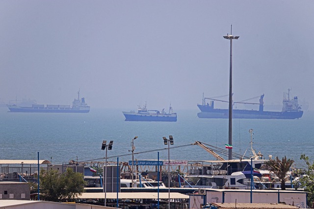 Iran tuyên bố đóng eo biển Hormuz, Tổng thống Trump đưa ra tối hậu thư- Ảnh 1. Iran tuyên bố đóng eo biển Hormuz, Tổng thống Trump đưa ra tối hậu thư- Ảnh 1.