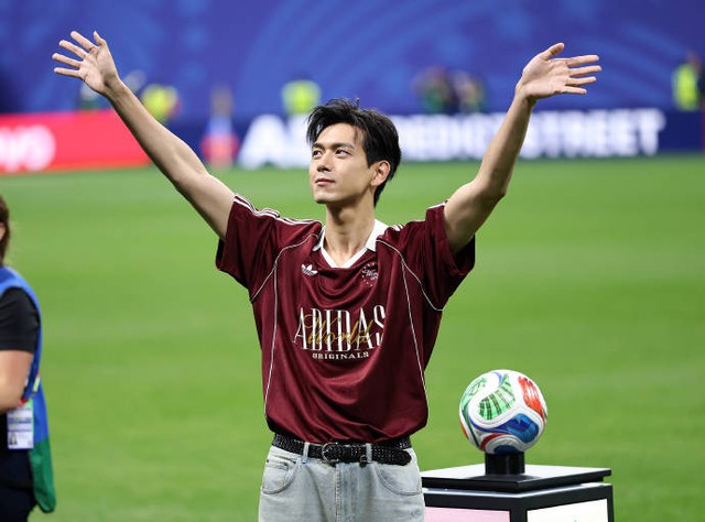 Nam diễn viên Lý Hiện trở thành tâm điểm khi xuất hiện tại World Cup - Ảnh 1.