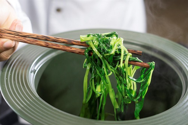 Luộc rau muống tưởng dễ mà khó: Ghi nhớ 5 mẹo để rau xanh giòn, giữ trọn dinh dưỡng. - Ảnh 2.