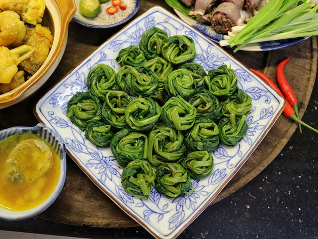 Luộc rau muống tưởng dễ mà khó: Ghi nhớ 5 mẹo để rau xanh giòn, giữ trọn dinh dưỡng. - Ảnh 1.