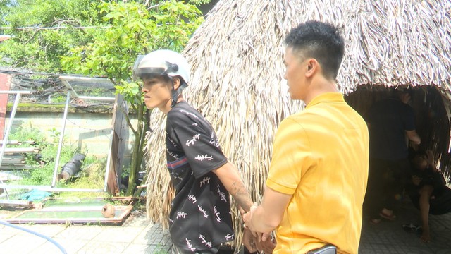 Bắt đối tượng vừa ra t&ugrave; đ&atilde; cầm đầu nh&oacute;m cướp t&agrave;i sản - Ảnh 2.