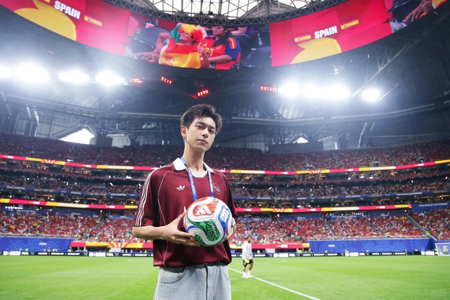 Nam diễn viên Lý Hiện trở thành tâm điểm khi xuất hiện tại World Cup - Ảnh 2.
