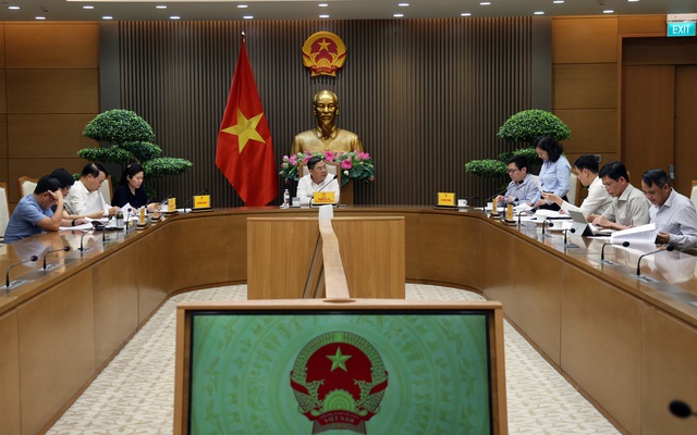 Phó Thủ tướng: Không để lợi dụng nhập khẩu ô tô diện quà tặng để trục lợi chính sách - Ảnh 1.