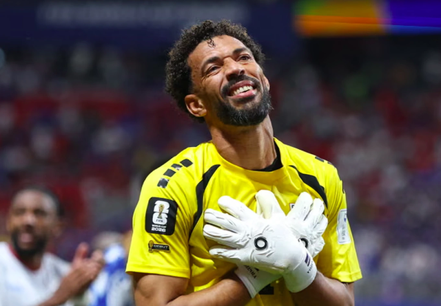 Từ "người gác đền" vô danh đến hiện tượng World Cup: Hơn 15 triệu người theo dõi Vozinha chỉ sau một đêm - Ảnh 2.