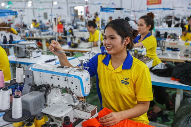 Đề xuất tăng lương tối thiểu vùng từ 1/1/2027 với hai mức 8,5%-9,8% - Ảnh 1.