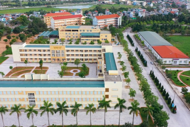 Vì sao trường công lập Hồng Đức vẫn thu học phí?- Ảnh 1. Vì sao trường công lập Hồng Đức vẫn thu học phí? - Ảnh 1.