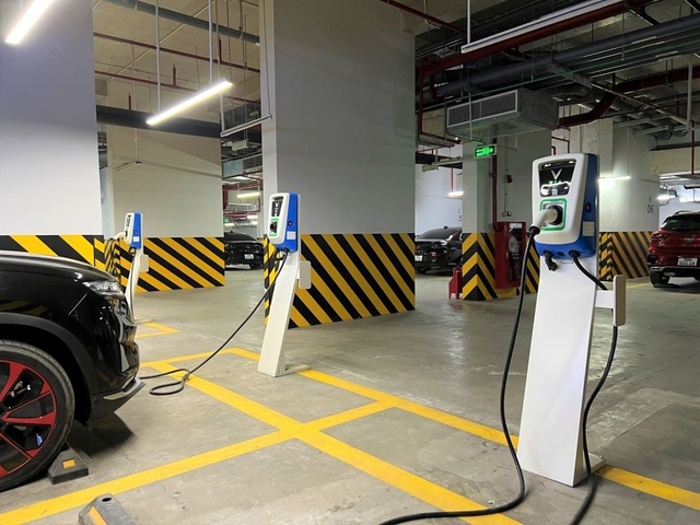Từ 15/12, chung cư phải bố trí riêng chỗ đỗ và sạc xe điện - Ảnh 1.
