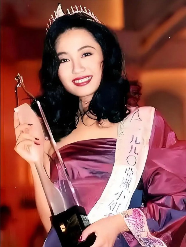 "Ph&uacute; b&agrave; ẩn danh" của showbiz, U60 vẫn độc th&acirc;n quyến rũ - Ảnh 3.