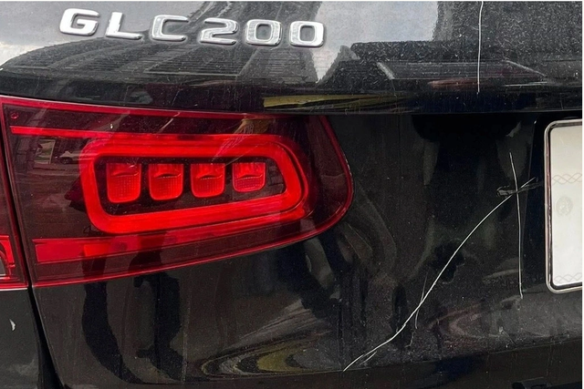 Truy tố người phụ nữ bất ngờ đập ph&aacute; xe Mercedes GLC200 đỗ trước cửa nh&agrave;- Ảnh 1.