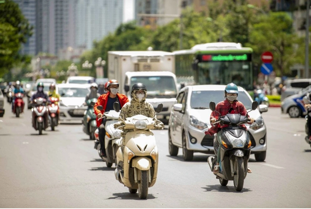 Đợt nóng hiện nay có gì khác thưởng mà khiến miền Bắc oi bức kéo dài cả ngày? - Ảnh 1.