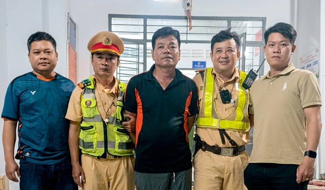 CSGT Đồng Th&aacute;p truy đuổi, bắt nghi phạm li&ecirc;n quan vụ giết người ở TP.HCM khi đang bỏ trốn - Ảnh 1.