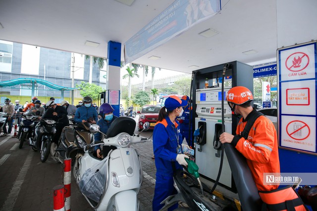 Bộ T&agrave;i ch&iacute;nh đề xuất k&eacute;o d&agrave;i ưu đ&atilde;i thuế xăng dầu th&ecirc;m 3 th&aacute;ng - Ảnh 1.