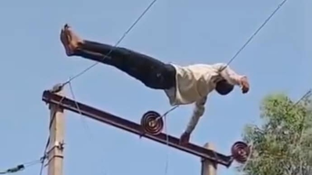 Say rượu, người đ&agrave;n &ocirc;ng nằm tr&ecirc;n đường d&acirc;y điện cao thế - Ảnh 1.