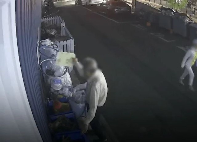 Mở nắp nồi cơm điện cũ, nam bảo vệ sốc khi thấy v&agrave;ng thỏi v&agrave; nhẫn b&ecirc;n trong - Ảnh 1.