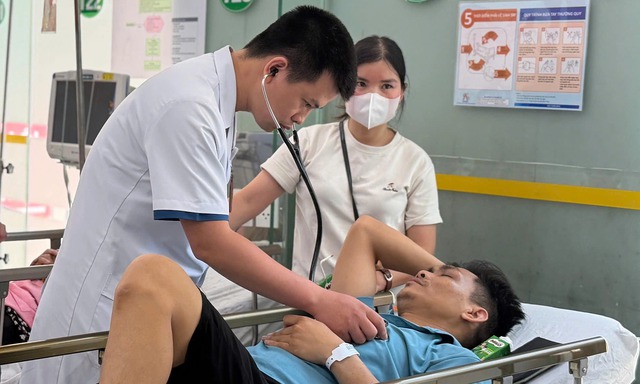 B&aacute;c sĩ cảnh b&aacute;o th&oacute;i quen b&ugrave; nước phản t&aacute;c dụng ng&agrave;y nắng n&oacute;ng - Ảnh 1.