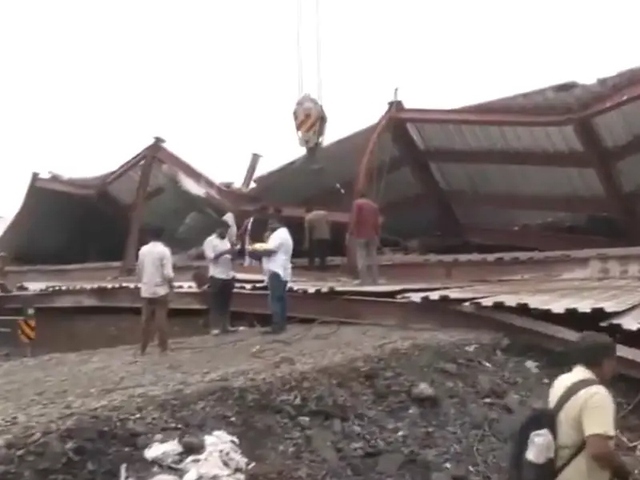 M&aacute;i nh&agrave; bất ngờ đổ sập, 3 người tử vong, 40 người mắc kẹt - Ảnh 1.