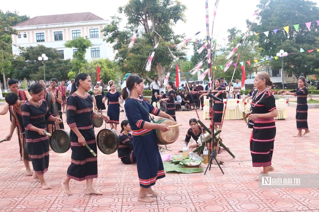 Một năm vận h&agrave;nh ch&iacute;nh quyền hai cấp: Sự chuyển m&igrave;nh mạnh mẽ ở x&atilde; v&ugrave;ng cao Quảng Ng&atilde;i - Ảnh 1.