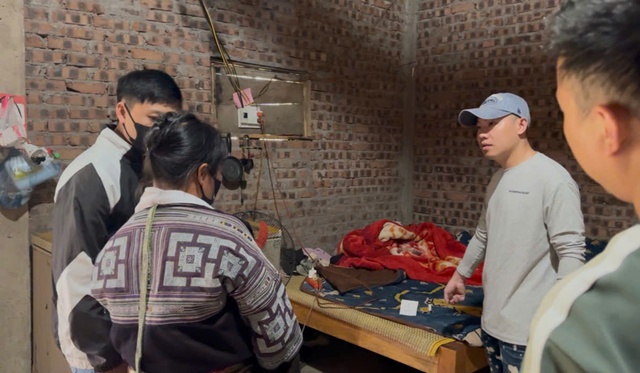 2 mẹ con bị bắt sau khi gi&aacute;m định mẫu nang t&oacute;c ph&aacute;t hiện chất ma t&uacute;y- Ảnh 1.