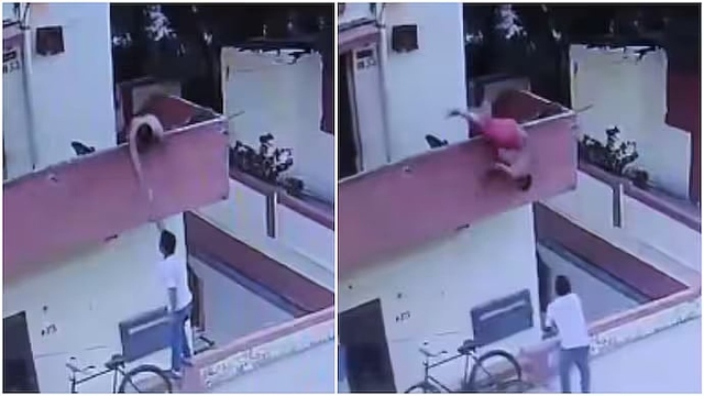 Người đ&agrave;n &ocirc;ng ng&atilde; từ ban c&ocirc;ng xuống đất khi đang mua kem - Ảnh 1.