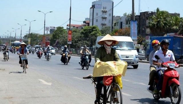 Chuy&ecirc;n gia l&yacute; giải v&igrave; sao miền Bắc vừa trải qua đợt nắng n&oacute;ng "kh&oacute; thở" d&ugrave; nhiệt độ kh&ocirc;ng qu&aacute; cao - Ảnh 1.